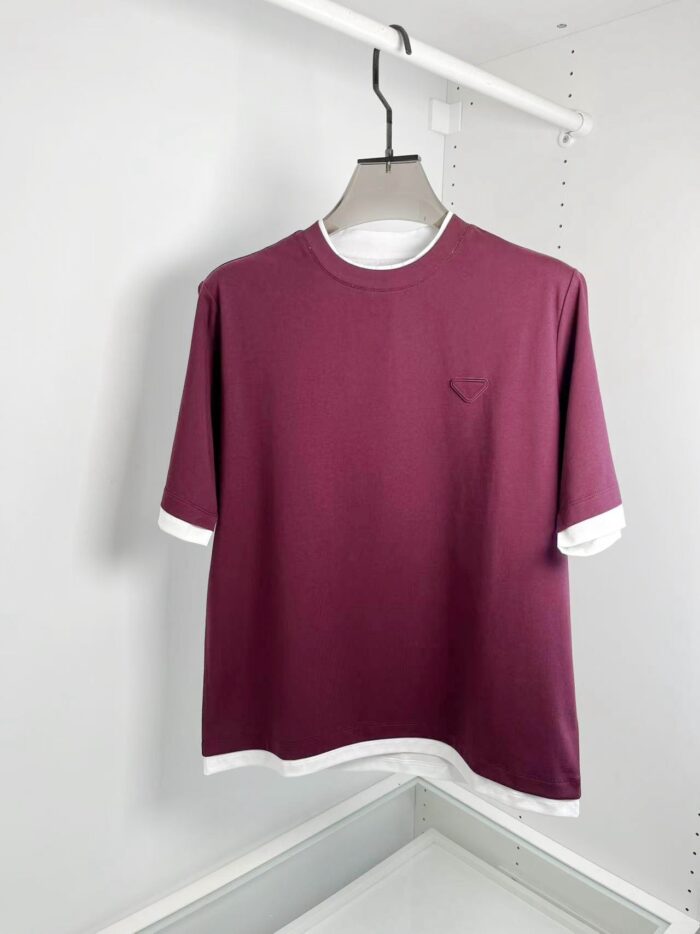 T-shirt burgundy casual con dettagli bianchi, tasca e collo rotondo, perfetta per un look versatile.