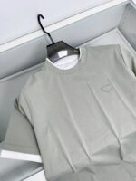 T-shirt verde casual con logo discreto, colletto bianco e stile minimalista.