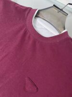 Maglietta Bordeaux casual con logo triangolare, stile versatile per ogni occasione.