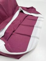 Borsa in velluto Bordeaux con interno bianco e scomparti, elegante e pratica per ogni occasione.