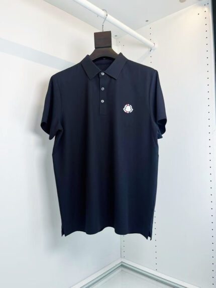 Maglietta polo navy classica, versatile e elegante, ideale per outfit casual e semi-formali.