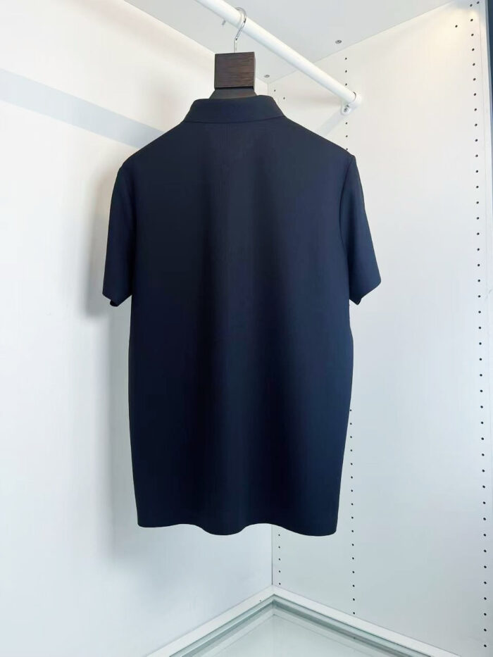 Maglietta polo navy classica in cotone, versatile e elegante, ideale per ogni occasione.