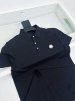 Maglietta polo nera con logo ricamato, stile elegante e casual, tessuto comodo e versatile.