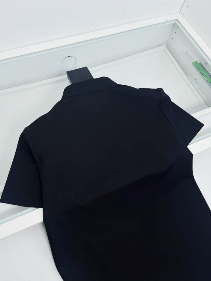 Camicia nera elegante slim fit con colletto strutturato, ideale per look casual e semi-formali.