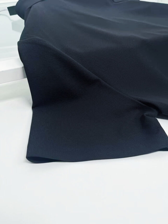 Maglia nera elegante in tessuto morbido, dallo stile semplice e versatile.