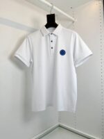 Maglietta polo bianca uomo e donna con logo blu ricamato, stile classico e versatile.
