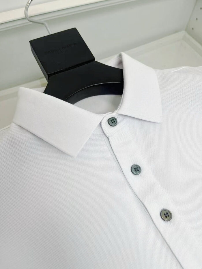 Camicia bianca elegante con collo impeccabile e bottoni sobri, perfetta per ogni occasione.