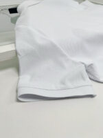 Maglietta polo bianca in cotone, elegante e versatile, perfetta per ogni occasione casual or semi-formale.