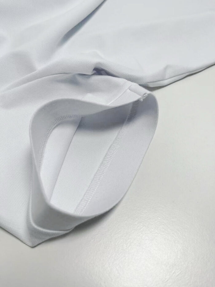 Camicia bianca elegante, tessuto liscio e dettagli raffinati per uno stile minimalista.