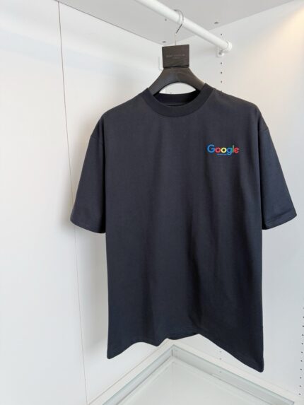 T-shirt unisex dark con logo Google colorato, stile minimalista e moderno.