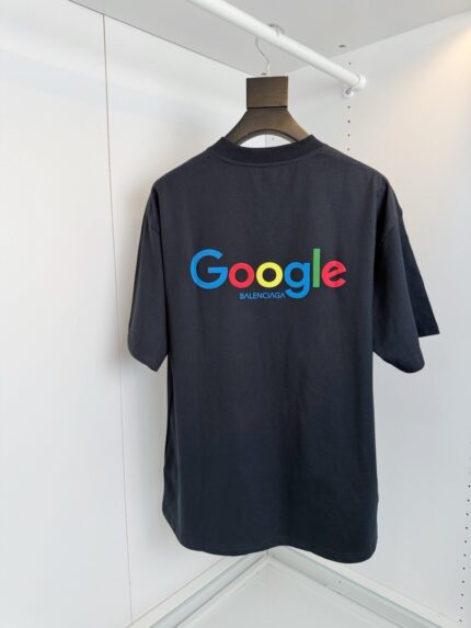 Maglietta nera con logo Google colorato, abbigliamento casual e moderno.