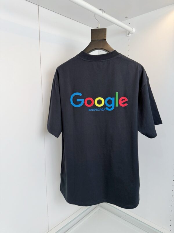 Maglietta nera con logo Google colorato, abbigliamento casual e moderno.