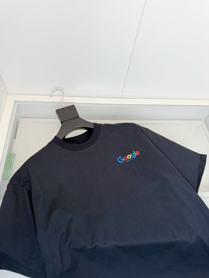 Maglietta nera con logo Google colorato su sfondo bianco, stile casual e moderno.