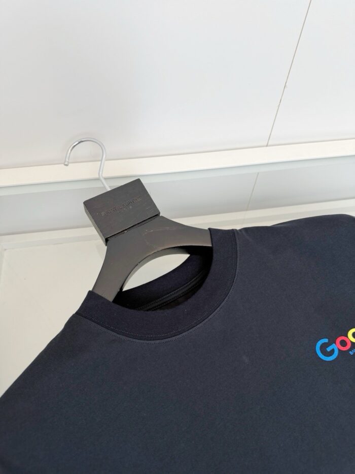 Maglietta Navy con Logo Google colorato sul petto, stile casual e design moderno.