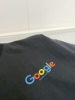 Maglietta nera con logo Google colorato, stile casual e moderno, ideale per eventi tech.
