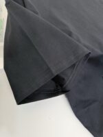 Maglietta nera di alta qualità con dettaglio sartoriale e tessuto morbido, ideale per ogni look.