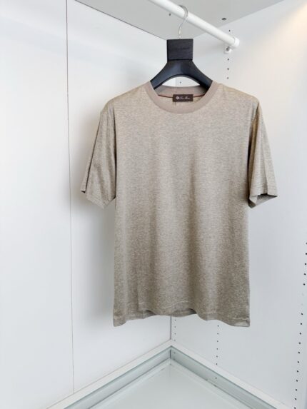 T-shirt beige in cotone, vestibilità casual e versatile, ideale per ogni outfit quotidiano.