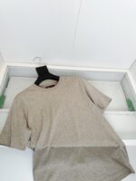 Maglietta beige casual in cotone, semplice e versatile, perfetta per uno stile quotidiano e minimalista.