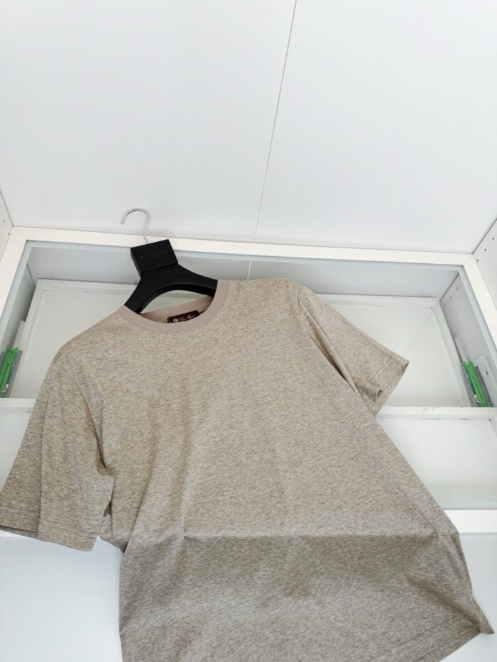 Maglietta beige casual in cotone, semplice e versatile, perfetta per uno stile quotidiano e minimalista.