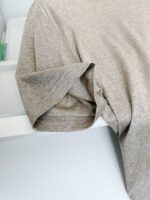 Maglietta grigia morbida con manica arrotolata, stile casual e confortevole per ogni occasione.