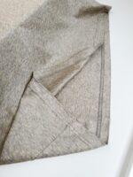 Tessuto beige morbido e mattato con cuciture eleganti per abbigliamento casual raffinato.
