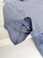 T-shirt blu heathered con manica rollata, stile casual e tessuto morbido.