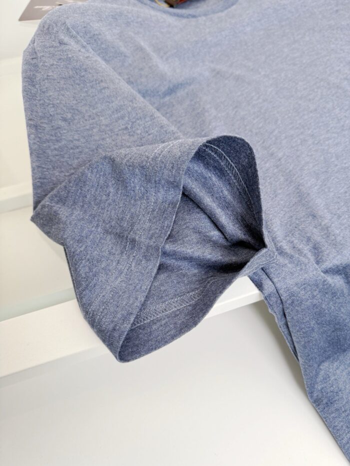 T-shirt blu heathered con manica rollata, stile casual e tessuto morbido.