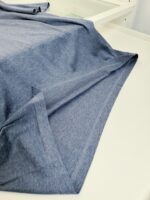 Tessuto grigio morbido leggero per moda, decorazioni e progetti creativi.