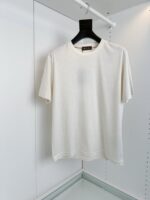 Maglietta bianca in cotone casual e minimalista, perfetta per ogni look quotidiano.