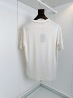 Maglietta bianca semplice, maniche corte, stile minimalista, ideale per look casual e versatile.