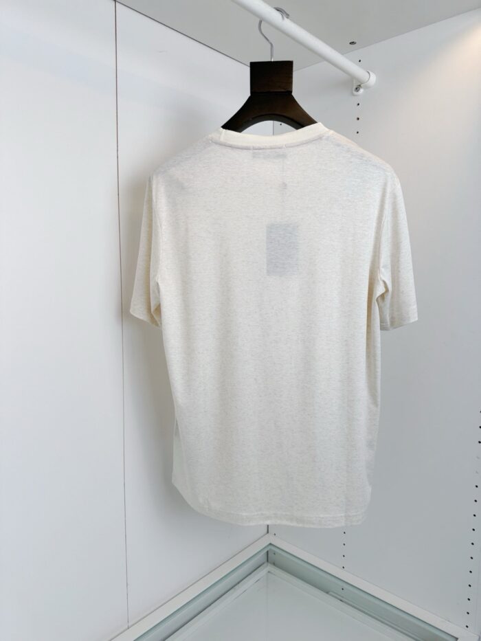 Maglietta bianca semplice, maniche corte, stile minimalista, ideale per look casual e versatile.