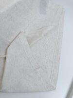 Morbido tessuto neutro e semitrasparente, abbigliamento casual e versatile per tutte le occasioni.