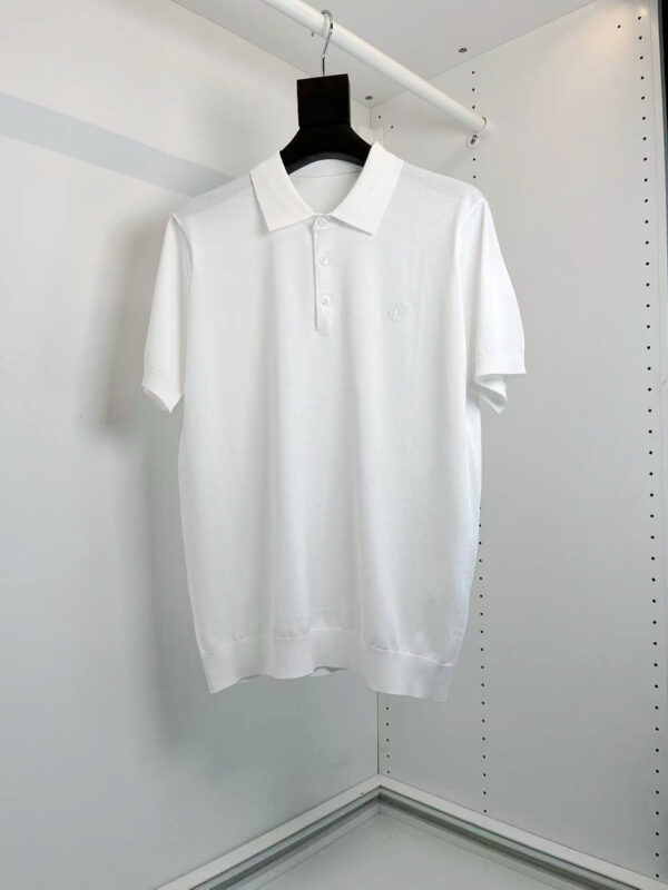 Maglietta polo bianca classica su gancio elegante, perfetta per look casual e raffinati.