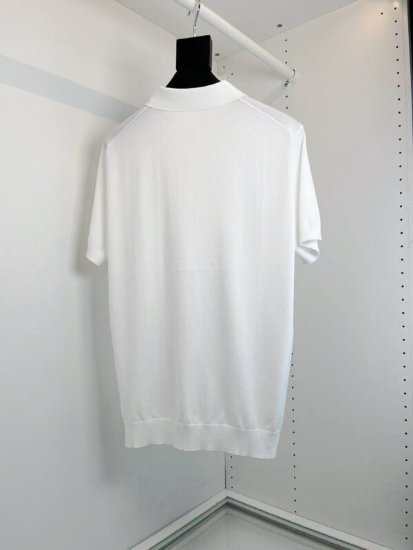Maglietta polo bianca semplice e elegante, versatile per uomo e donna, senza marchi o decorazioni.