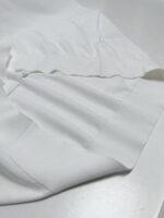 Tessuto bianco morbido, elegante e di alta qualità, perfetto per ogni occasione.