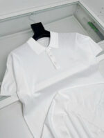 Maglietta polo bianca elegante, versatile e di alta qualità, perfetta per look casual e raffinati.