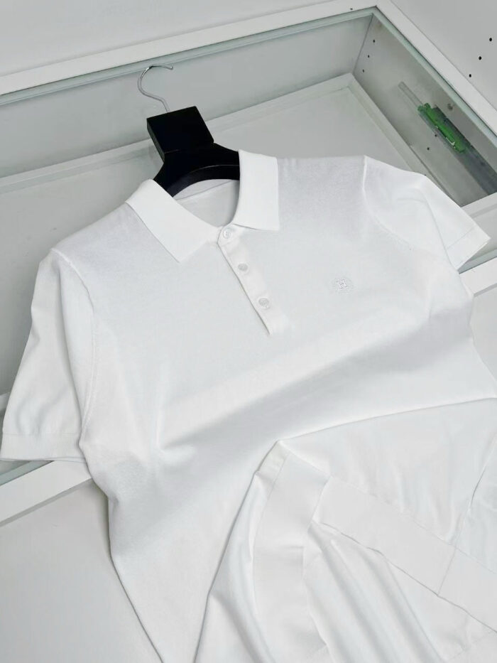 Maglietta polo bianca elegante, versatile e di alta qualità, perfetta per look casual e raffinati.