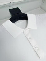 Maglietta polo bianca elegante, classica e versatile, perfetta per ogni occasione.