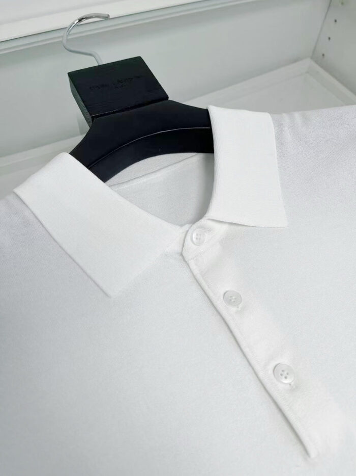 Maglietta polo bianca elegante, classica e versatile, perfetta per ogni occasione.