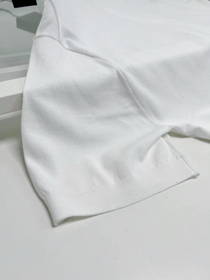 Maglietta bianca minimalista con cuciture eleganti, ideale per look casual e sofisticati.