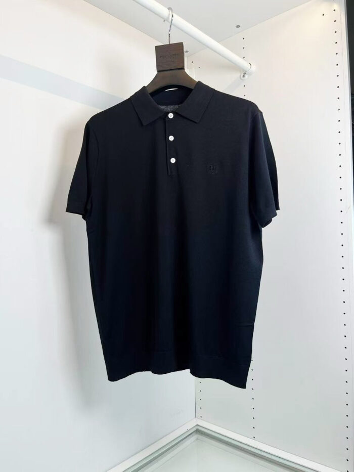 Maglietta polo nera elegante e versatile, perfetta per ogni occasione di stile e comfort.