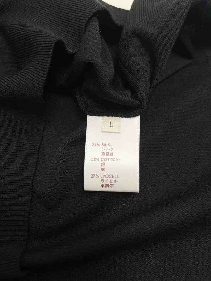 Etichetta di abbigliamento L con materiali sintetici e istruzioni di cura.