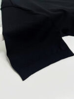 Maglietta nera minimalista in cotone, stile casual elegante e comodo per ogni occasione.
