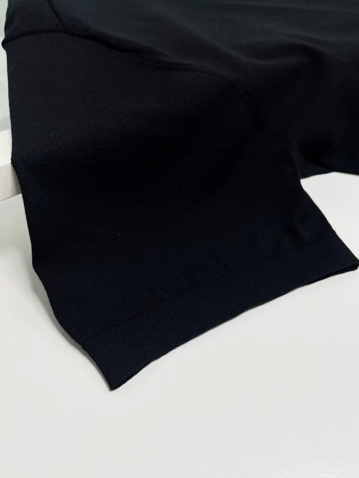Maglietta nera minimalista in cotone, stile casual elegante e comodo per ogni occasione.