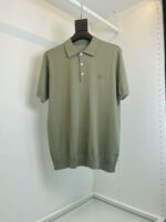 Maglietta polo verde oliva, elegante, comoda, con logo ricamato, stile casual e raffinato.