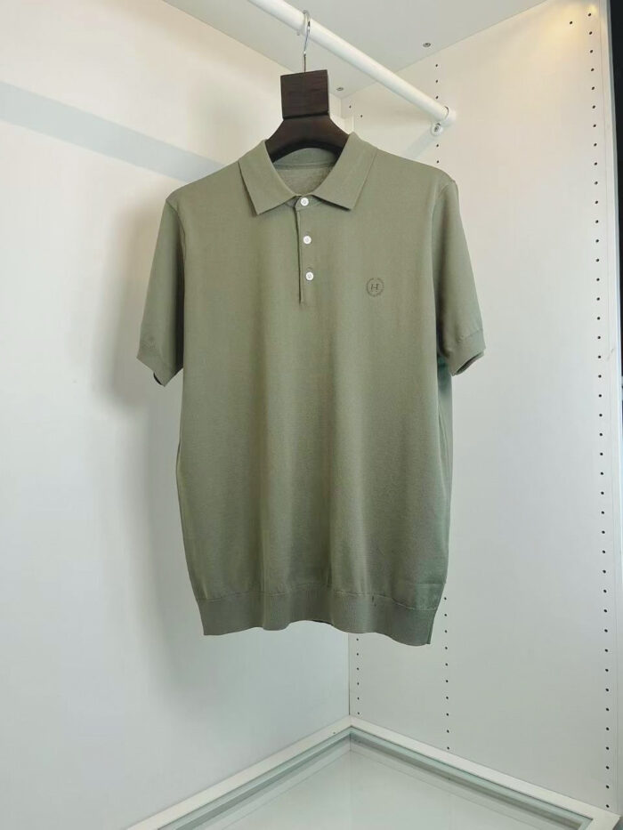 Maglietta polo verde oliva, elegante, comoda, con logo ricamato, stile casual e raffinato.
