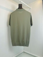 Maglietta polo verde oliva minimalista e di alta qualità, perfetta per un look casual ed elegante.