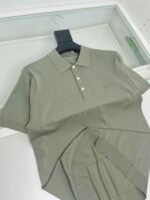 Maglietta polo verde oliva, elegante e casual, ideale per abbigliamento estivo e versatile.
