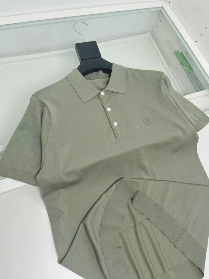 Maglietta polo verde oliva, elegante e casual, ideale per abbigliamento estivo e versatile.