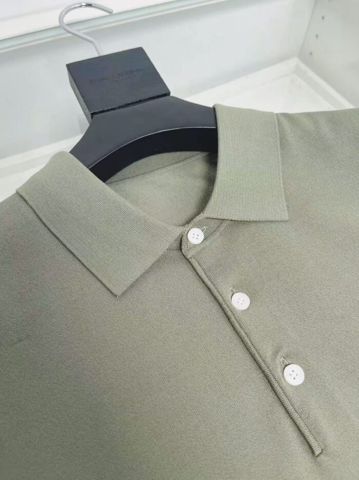 Camicia polo verde oliva con colletto elegante e bottoni bianchi, perfetta per ogni occasione casual.